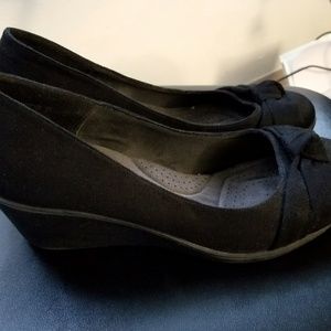 Black wedges